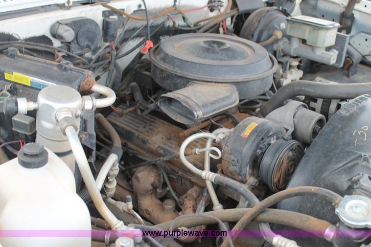 image for item H1597 1991 GMC Suburban 1500 SUV