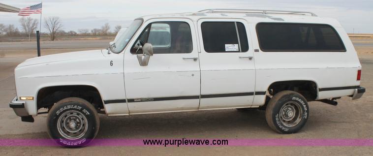 image for item H1598 1990 GMC Suburban 1500 SUV
