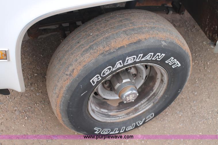 image for item H1598 1990 GMC Suburban 1500 SUV