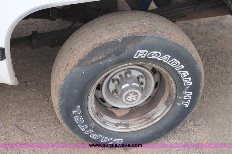 image for item H1598 1990 GMC Suburban 1500 SUV
