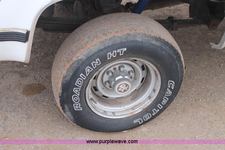 image for item H1598 1990 GMC Suburban 1500 SUV