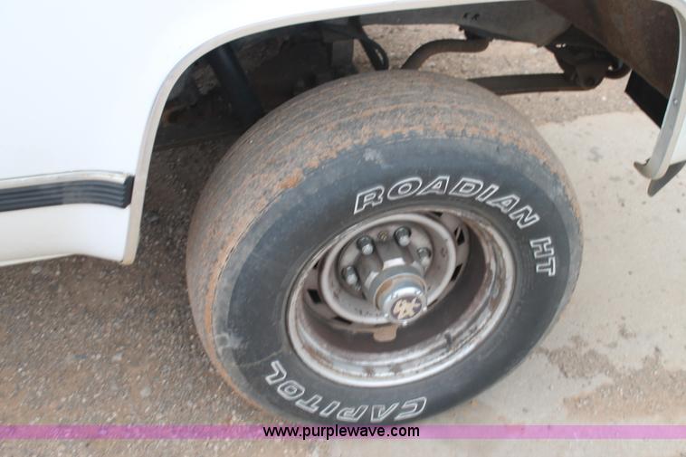 image for item H1598 1990 GMC Suburban 1500 SUV