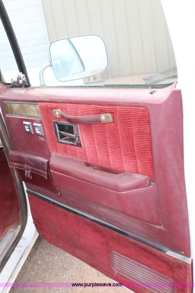 image for item H1598 1990 GMC Suburban 1500 SUV