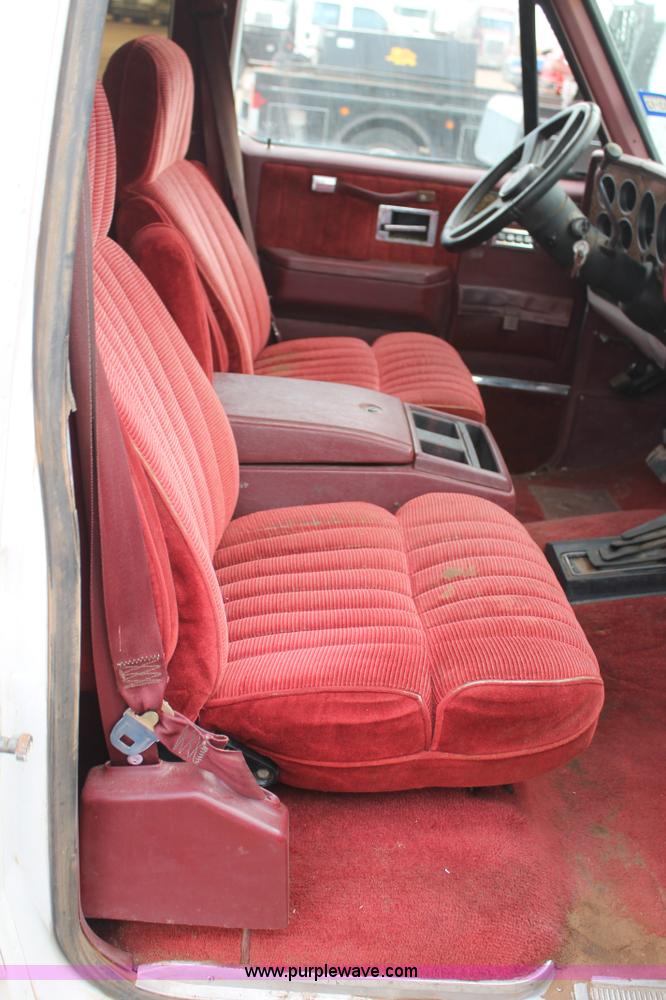 image for item H1598 1990 GMC Suburban 1500 SUV