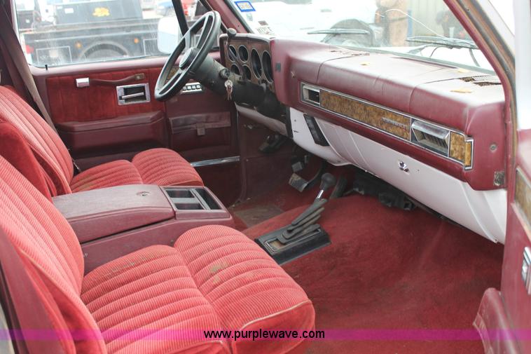 image for item H1598 1990 GMC Suburban 1500 SUV