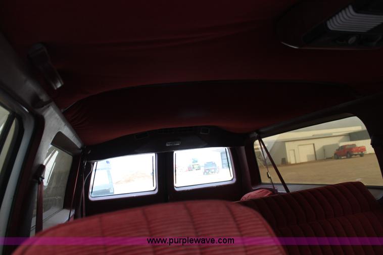 image for item H1598 1990 GMC Suburban 1500 SUV