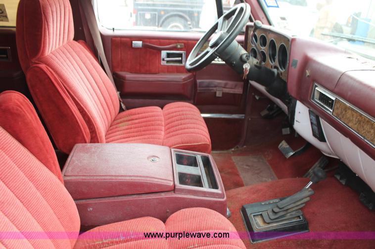 image for item H1598 1990 GMC Suburban 1500 SUV