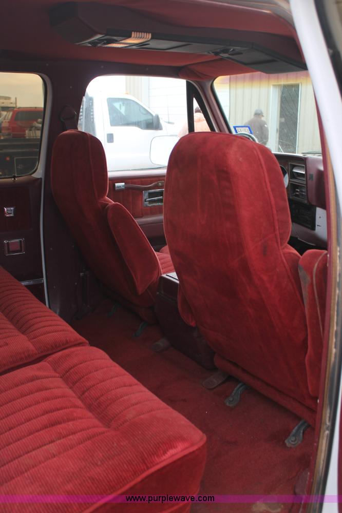 image for item H1598 1990 GMC Suburban 1500 SUV