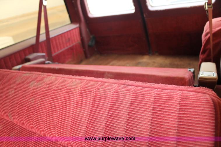 image for item H1598 1990 GMC Suburban 1500 SUV