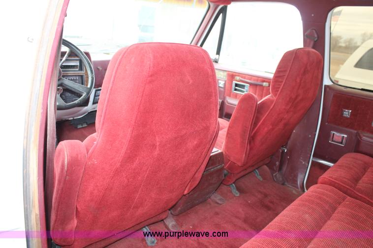 image for item H1598 1990 GMC Suburban 1500 SUV