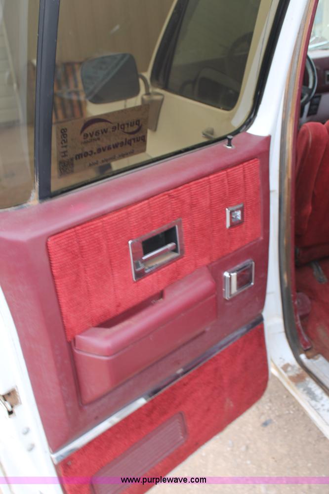 image for item H1598 1990 GMC Suburban 1500 SUV