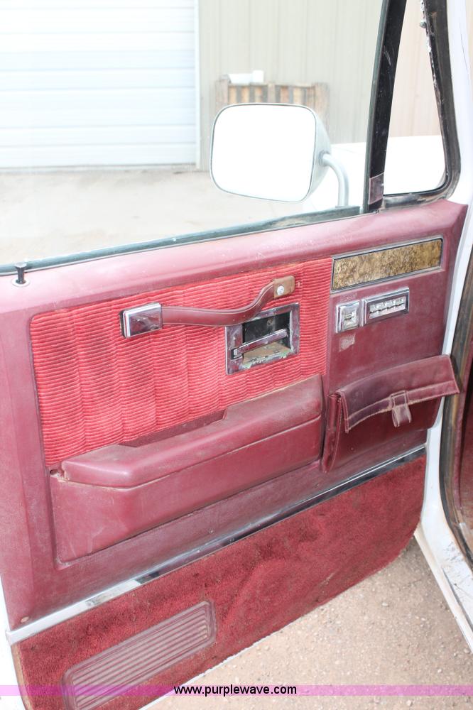 image for item H1598 1990 GMC Suburban 1500 SUV