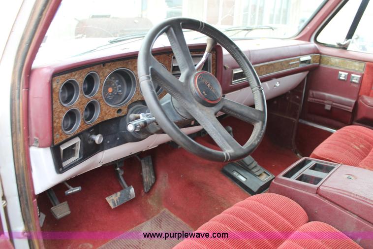 image for item H1598 1990 GMC Suburban 1500 SUV