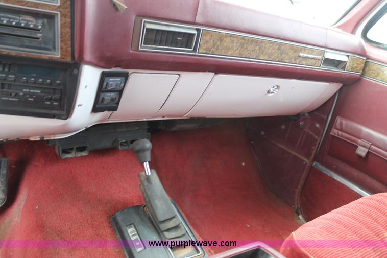 image for item H1598 1990 GMC Suburban 1500 SUV