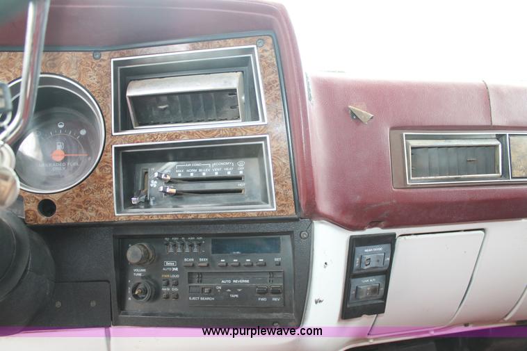 image for item H1598 1990 GMC Suburban 1500 SUV