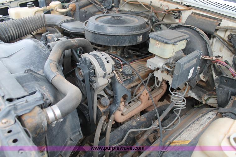 image for item H1598 1990 GMC Suburban 1500 SUV