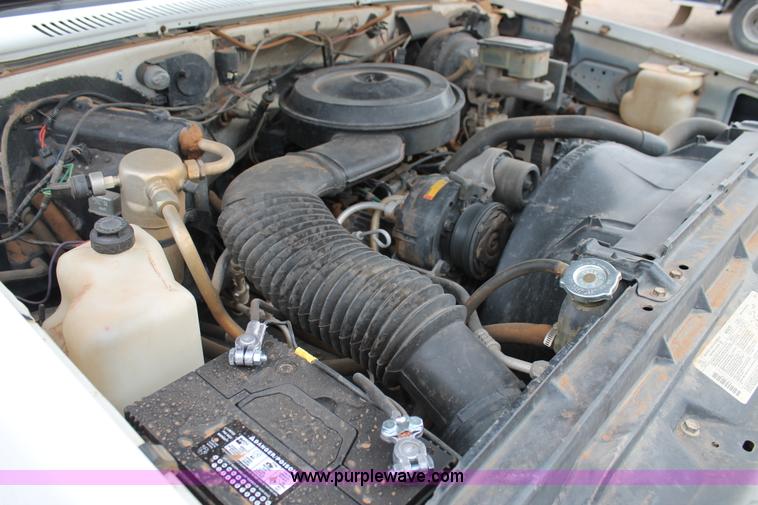 image for item H1598 1990 GMC Suburban 1500 SUV
