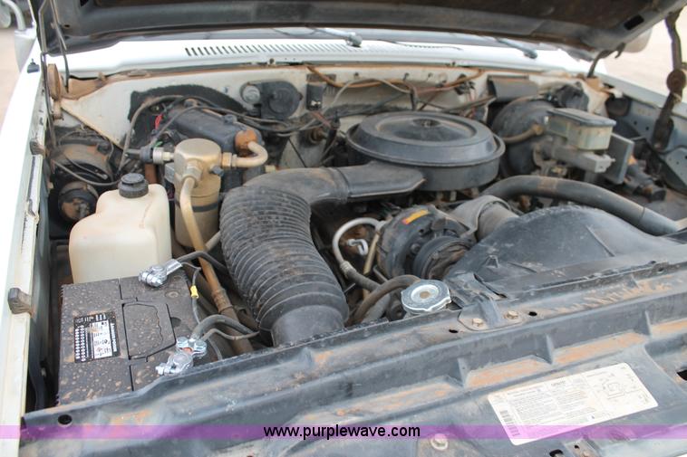 image for item H1598 1990 GMC Suburban 1500 SUV