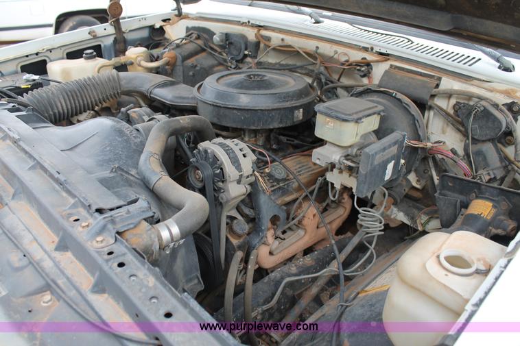image for item H1598 1990 GMC Suburban 1500 SUV