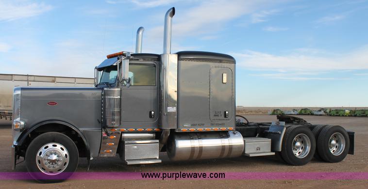 image for item H1599 2010 Peterbilt 389 semi truck