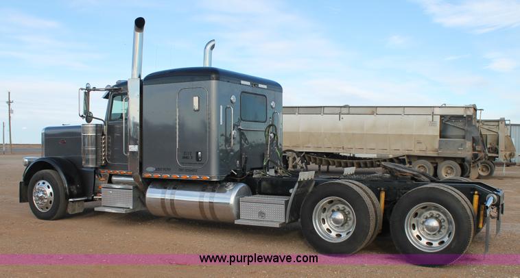 image for item H1599 2010 Peterbilt 389 semi truck