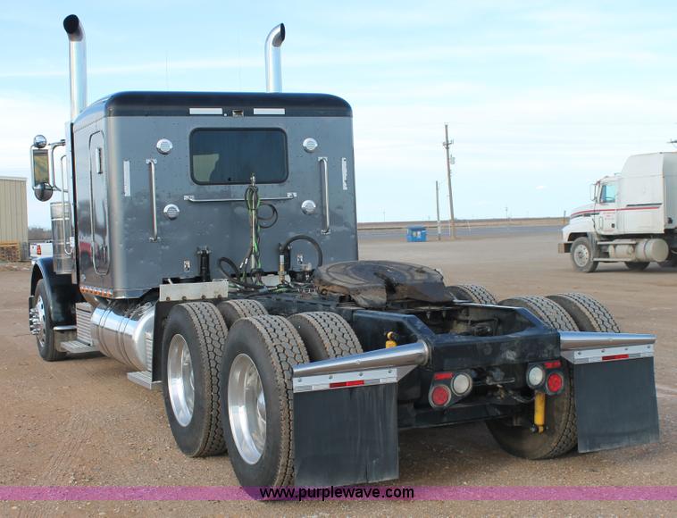 image for item H1599 2010 Peterbilt 389 semi truck