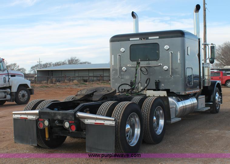 image for item H1599 2010 Peterbilt 389 semi truck