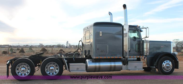 image for item H1599 2010 Peterbilt 389 semi truck