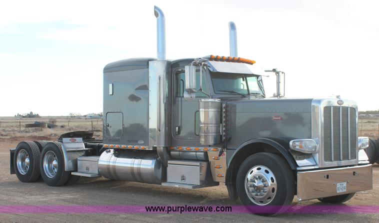 image for item H1599 2010 Peterbilt 389 semi truck