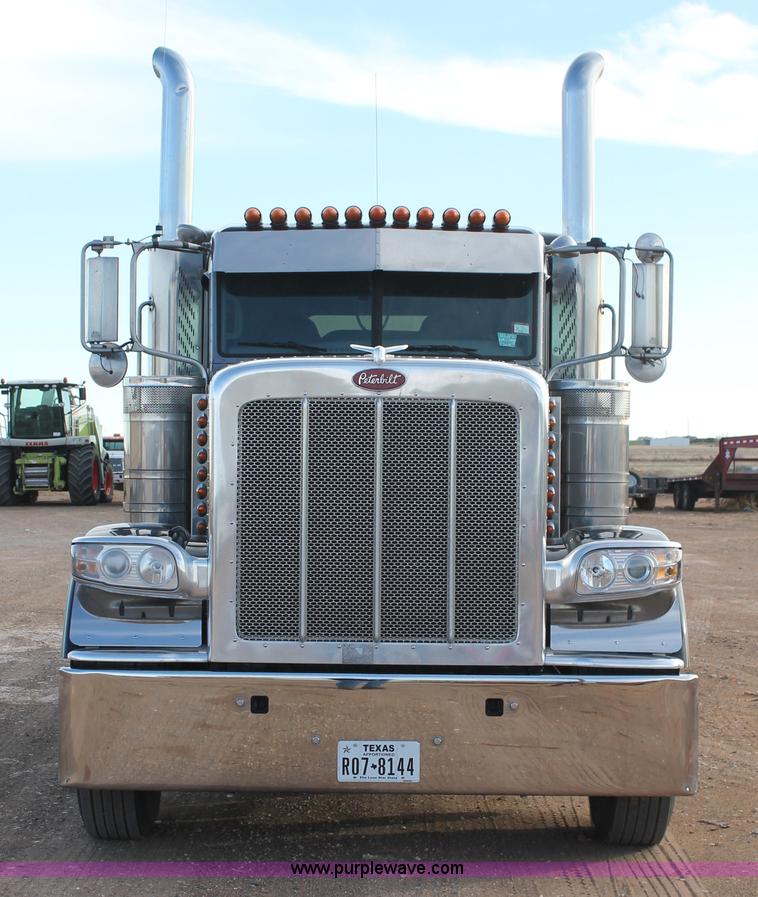 image for item H1599 2010 Peterbilt 389 semi truck