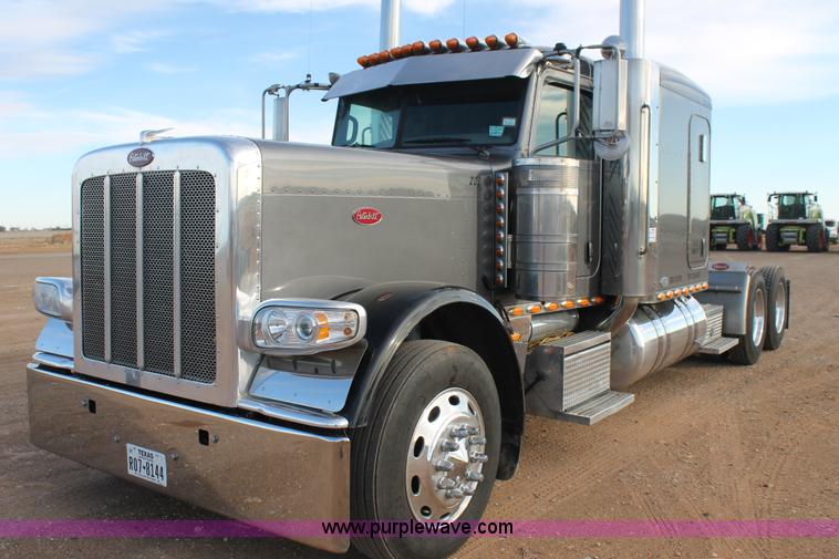 image for item H1599 2010 Peterbilt 389 semi truck