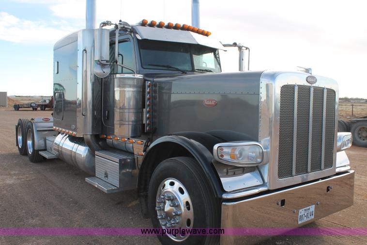 image for item H1599 2010 Peterbilt 389 semi truck