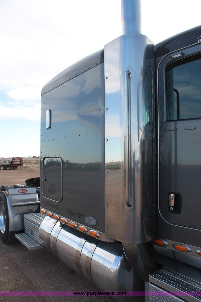 image for item H1599 2010 Peterbilt 389 semi truck