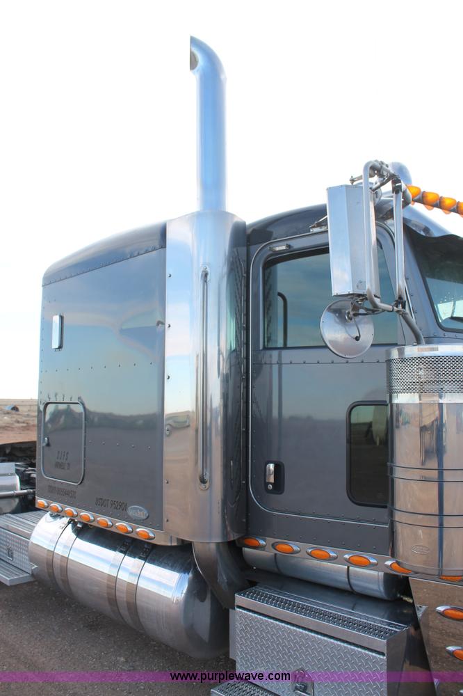 image for item H1599 2010 Peterbilt 389 semi truck