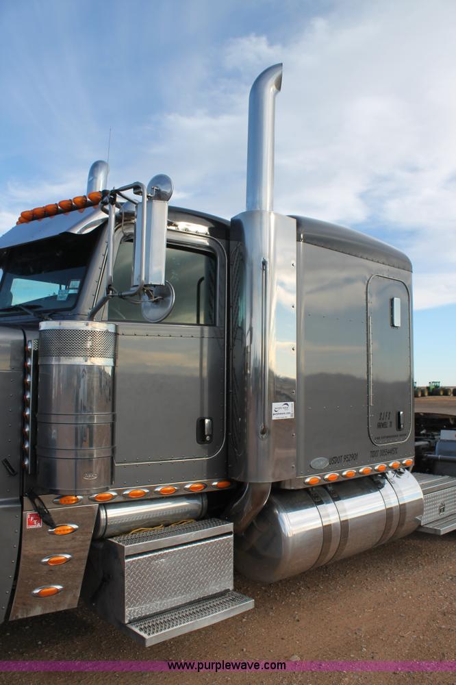 image for item H1599 2010 Peterbilt 389 semi truck