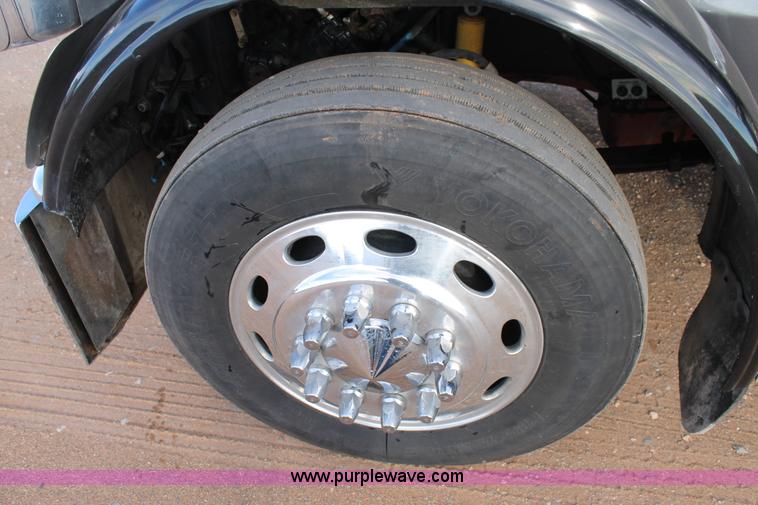 image for item H1599 2010 Peterbilt 389 semi truck