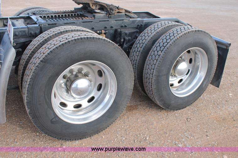 image for item H1599 2010 Peterbilt 389 semi truck