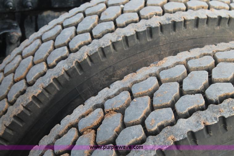 image for item H1599 2010 Peterbilt 389 semi truck