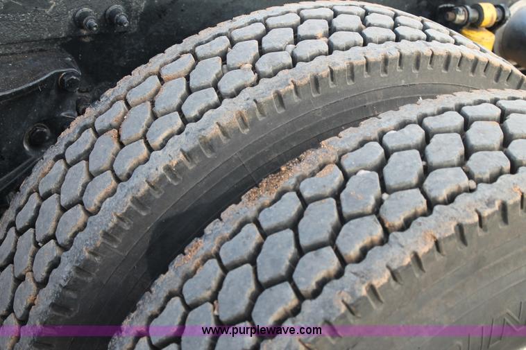 image for item H1599 2010 Peterbilt 389 semi truck