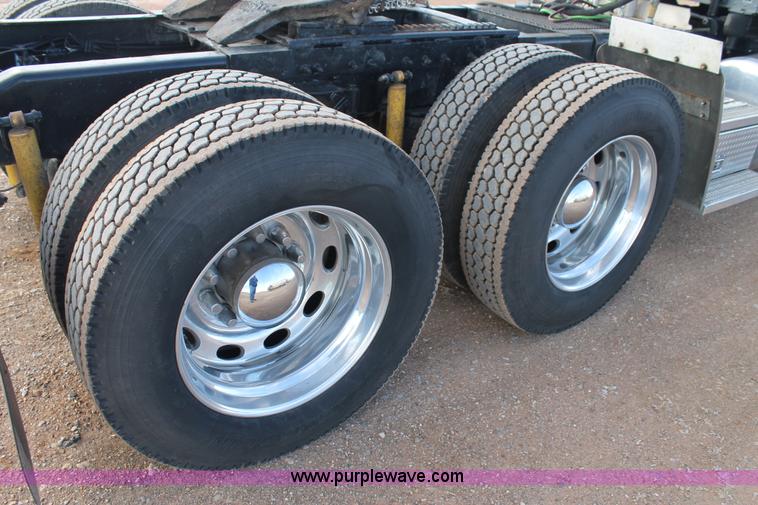 image for item H1599 2010 Peterbilt 389 semi truck