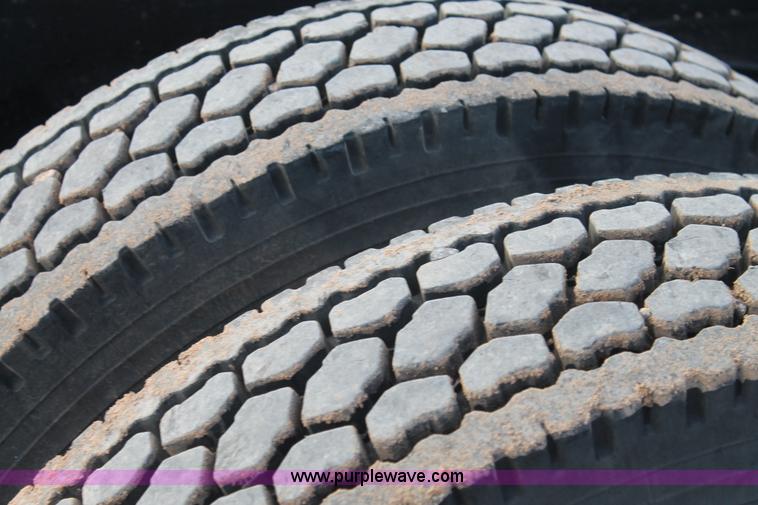 image for item H1599 2010 Peterbilt 389 semi truck