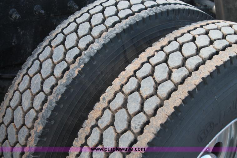 image for item H1599 2010 Peterbilt 389 semi truck