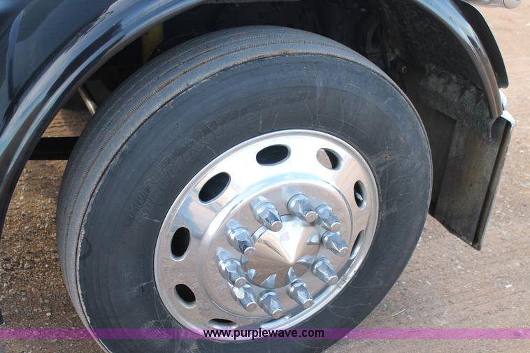 image for item H1599 2010 Peterbilt 389 semi truck