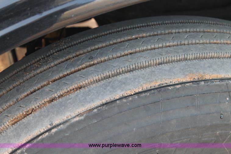 image for item H1599 2010 Peterbilt 389 semi truck