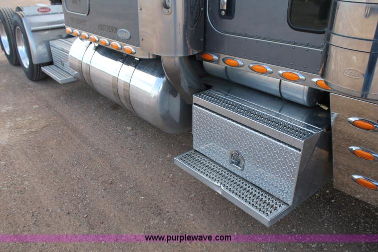 image for item H1599 2010 Peterbilt 389 semi truck