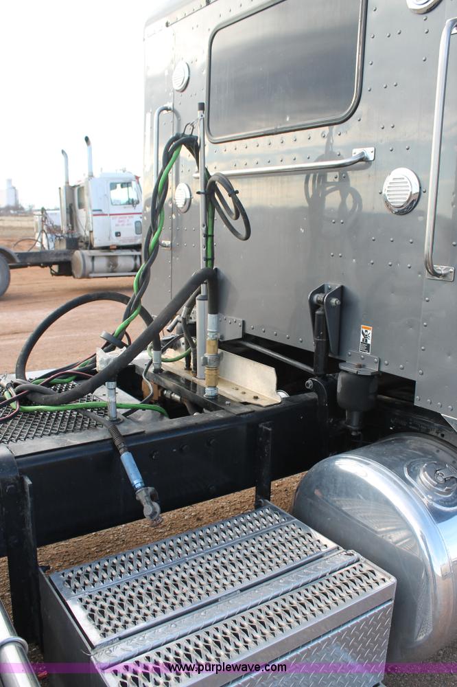 image for item H1599 2010 Peterbilt 389 semi truck