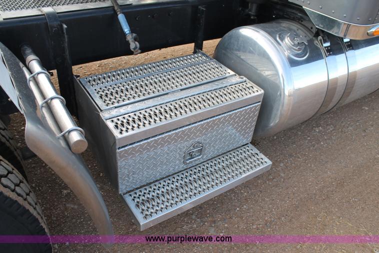 image for item H1599 2010 Peterbilt 389 semi truck
