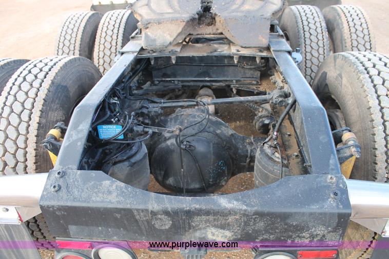 image for item H1599 2010 Peterbilt 389 semi truck