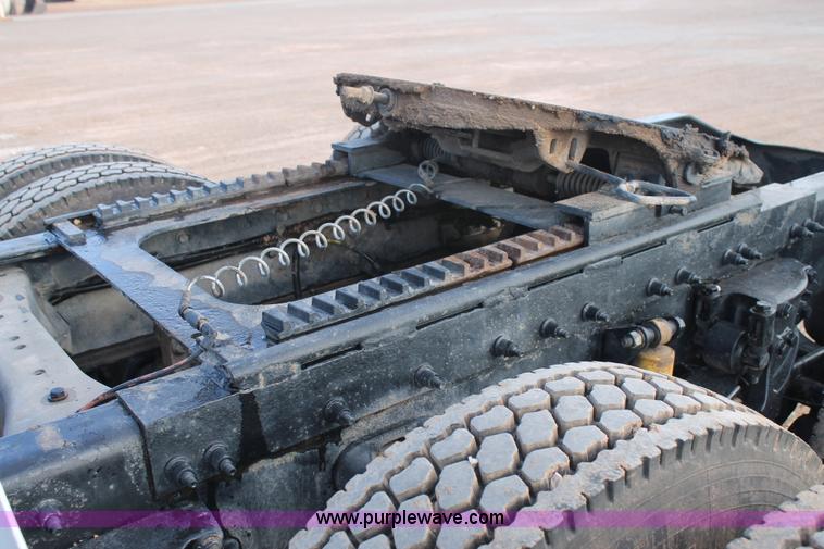 image for item H1599 2010 Peterbilt 389 semi truck