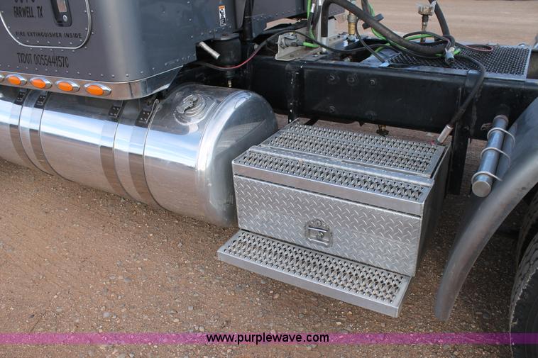 image for item H1599 2010 Peterbilt 389 semi truck